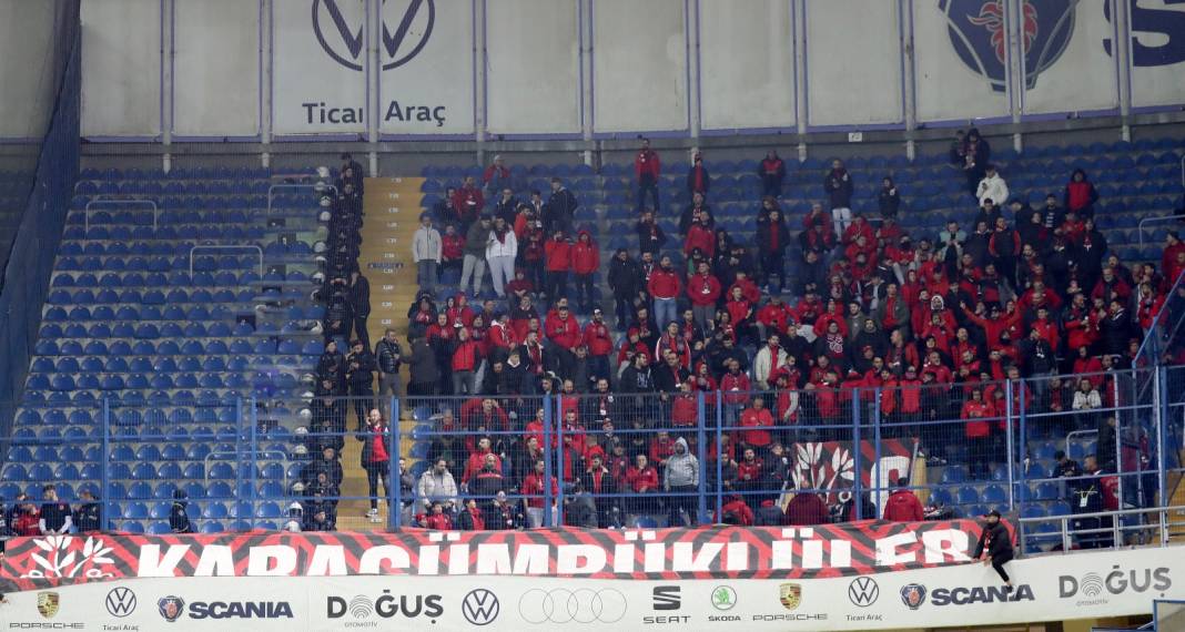Fenerbahçe Fatih Karagümrük maçından çok özel fotoğraflar: Geri dönüş coşkusu tribünlere böyle yansıdı 19